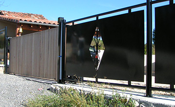 Portail en bois avec barrière en fer